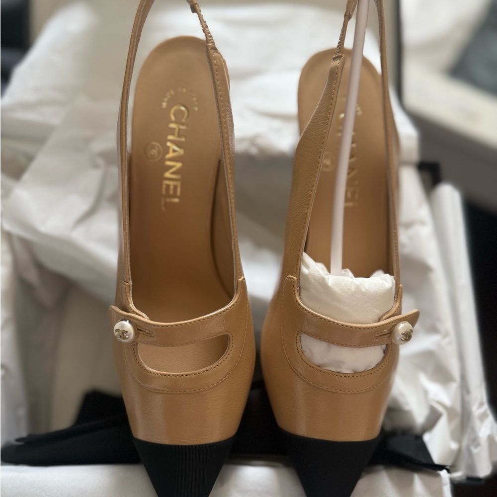 CHANEL Black and Cream Slingback Heels - Picture 4 of 13